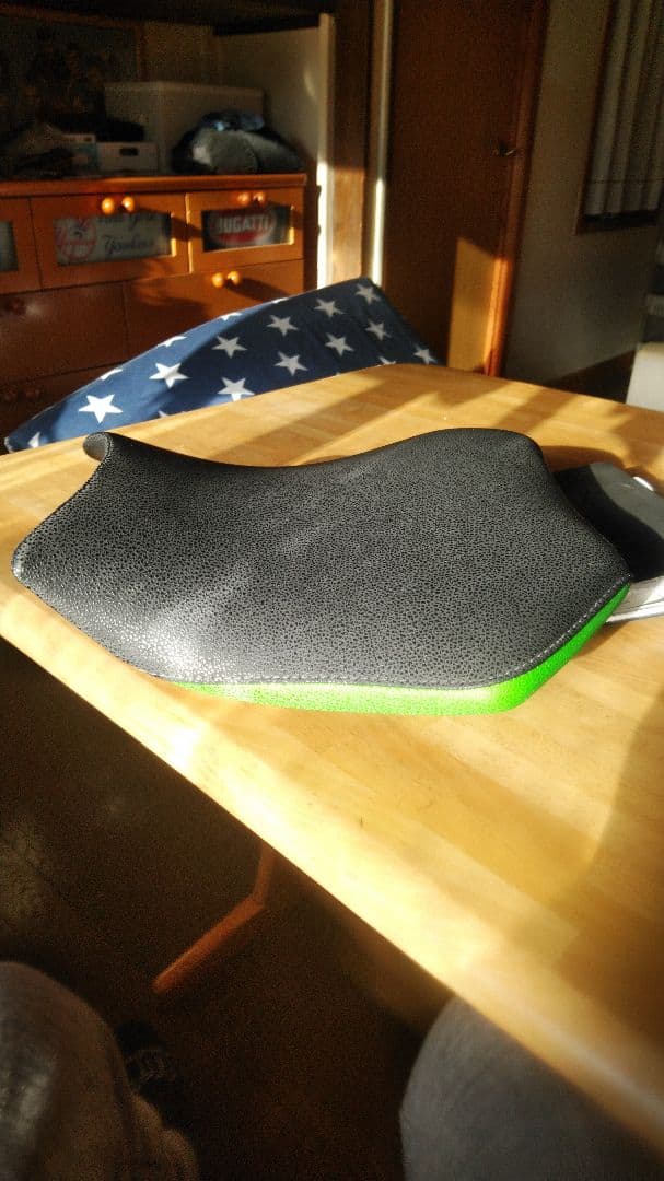 カワサキZH2ローシート カワサキプラザ純正品 2cmダウン　極美品