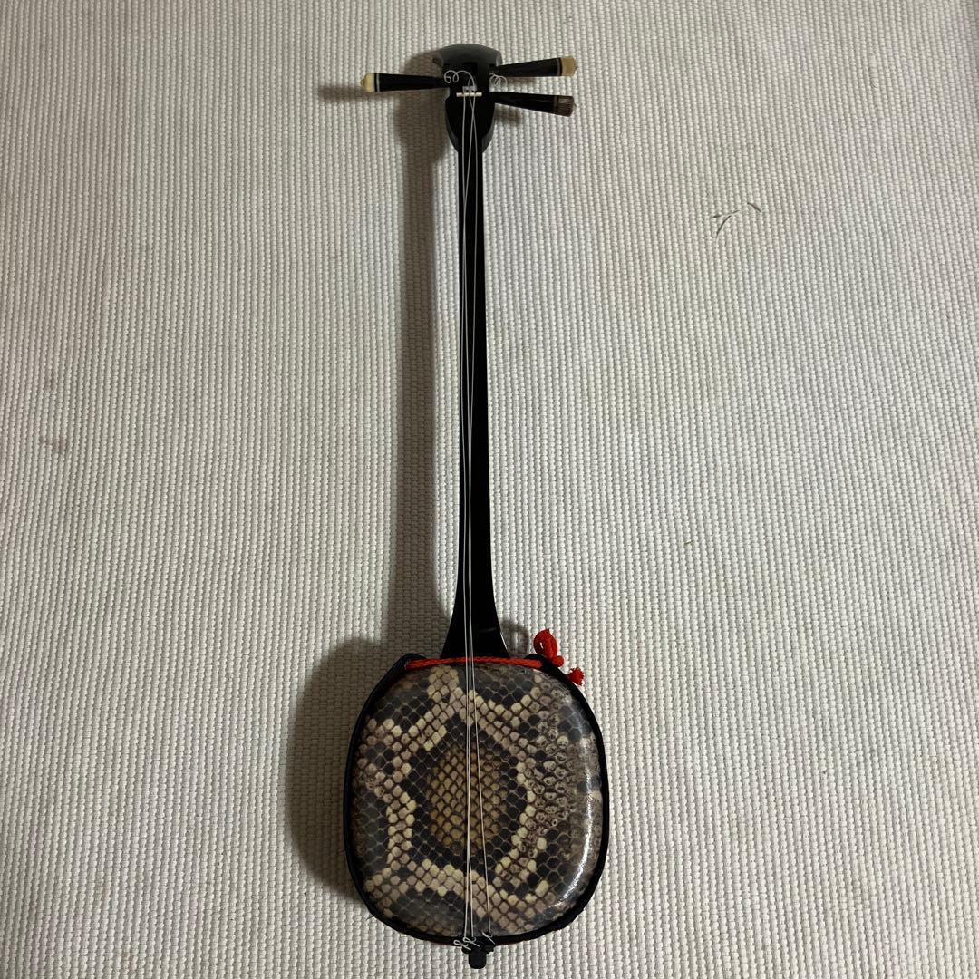 三味線 本体 蛇皮 黒と赤 ケース付き 弦の所、糸がはずれています。