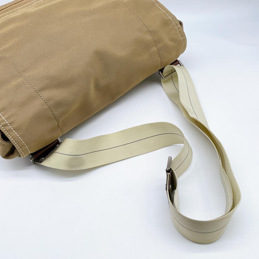 COACH キャンバス A4可能 メッセンジャーバッグ ベージュ e768