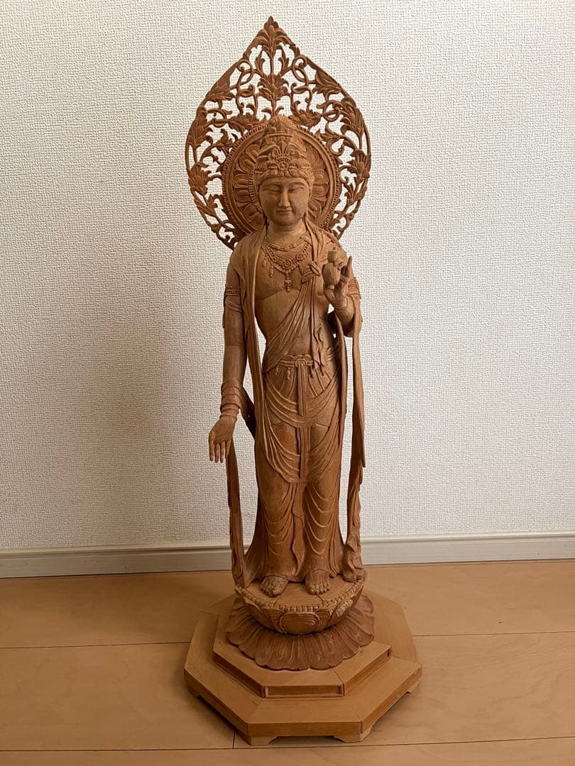 観音菩薩木製　装飾的光背付き