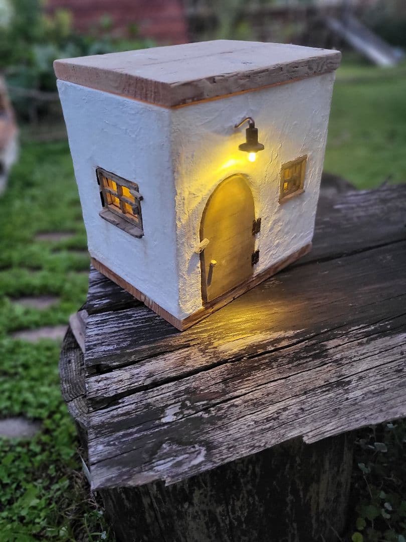 ミニチュアハウス ドールハウス　アンティーク風　　間接照明 ドールハウスの照明の作り方。ライトアップして幻想的な空間に変身