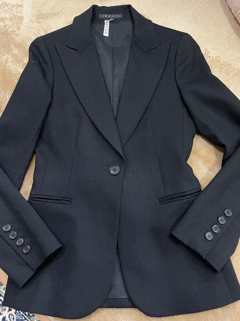 theory セオリーのブラックスーツです。シルエットが最高にきれいでステキです きれいめスタイル⑦】セオリーリュクス逸品スーツ | セオリーリュクス