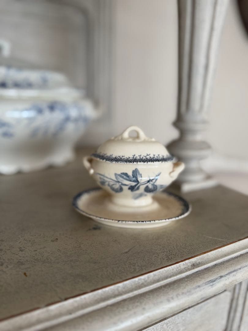 フランスアンティークエミールブルジョワベリー柄の小さなムタディエ