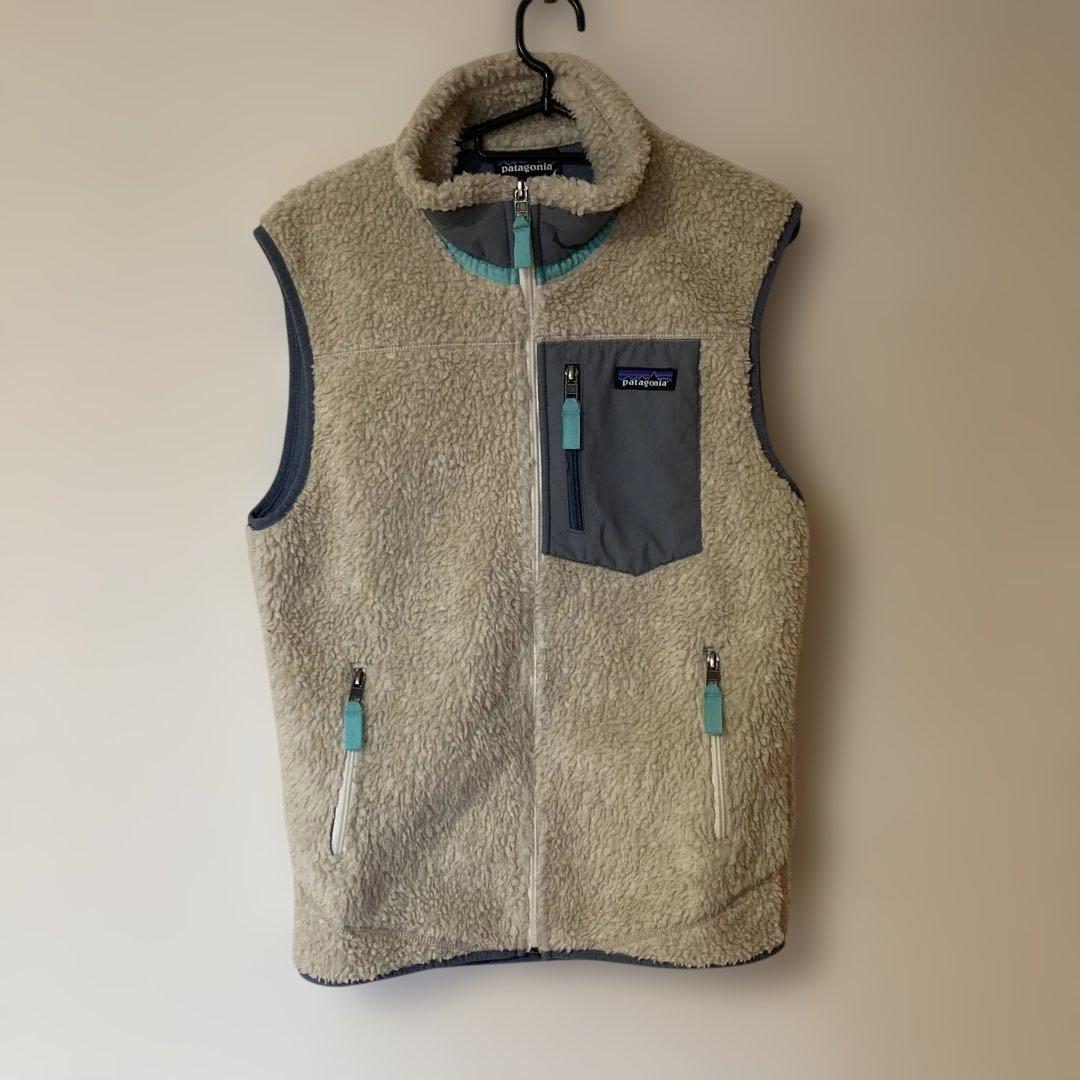 patagonia フリースベスト ベージュ - メルカリ