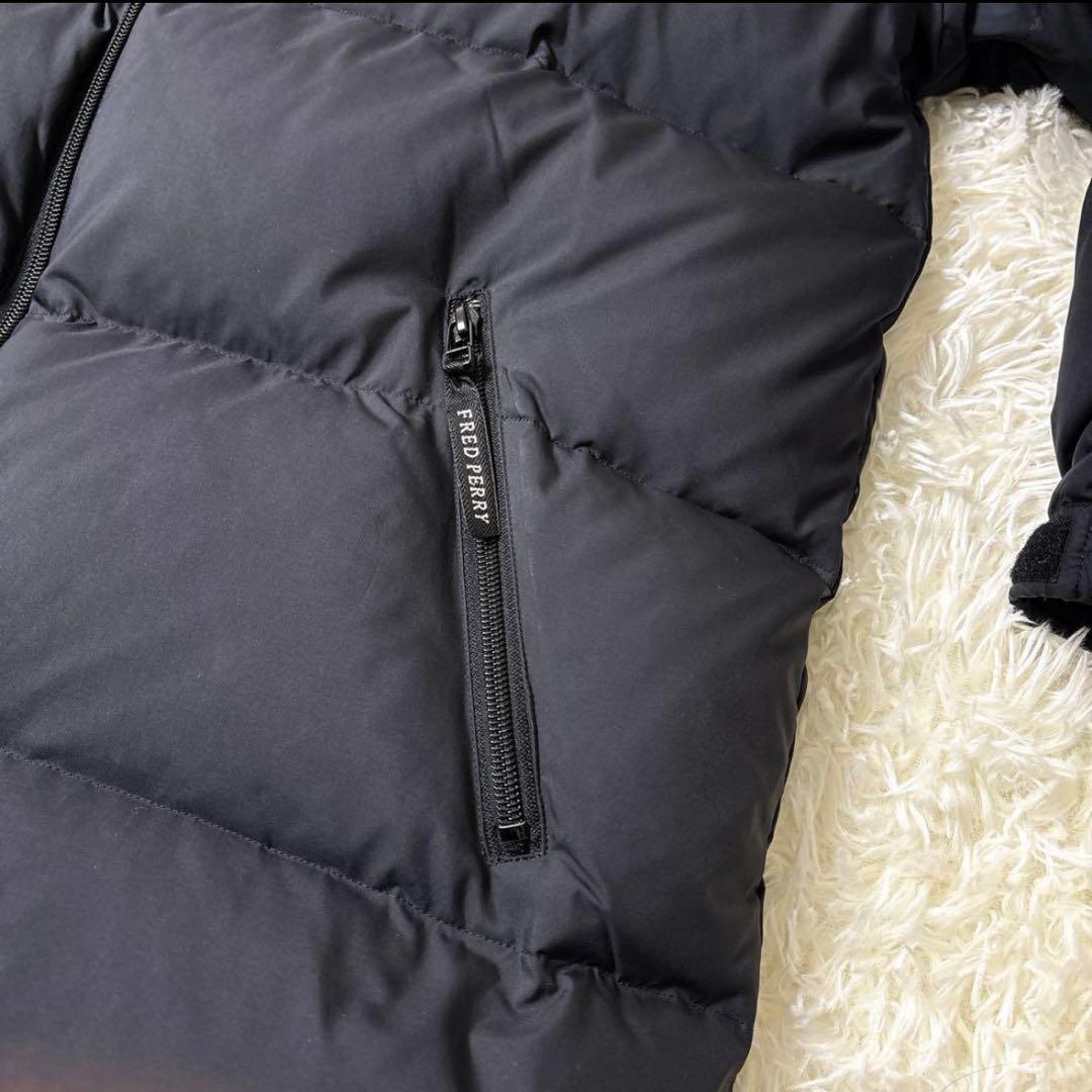 FRED PERRY 肉厚 ダウンジャケット 刺繍ロゴ フード ブラック M