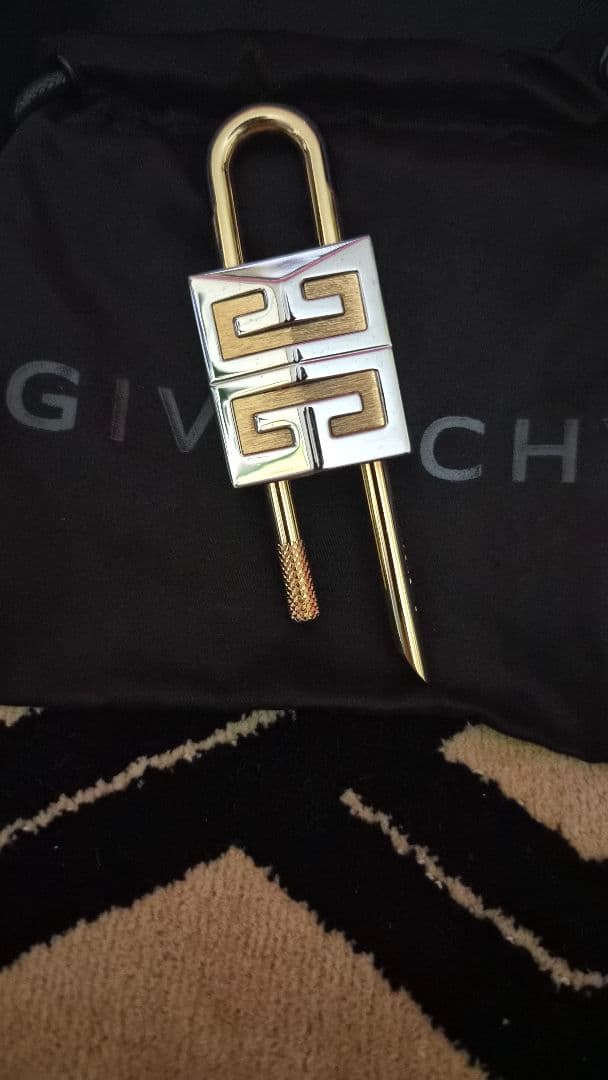 GIVENCHY ゴールド×シルバー パドロック型キーホルダー