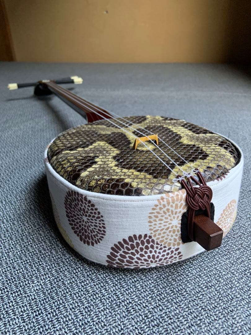 沖縄三線 知念大工型 ゆし木実 スンチー塗り - メルカリ