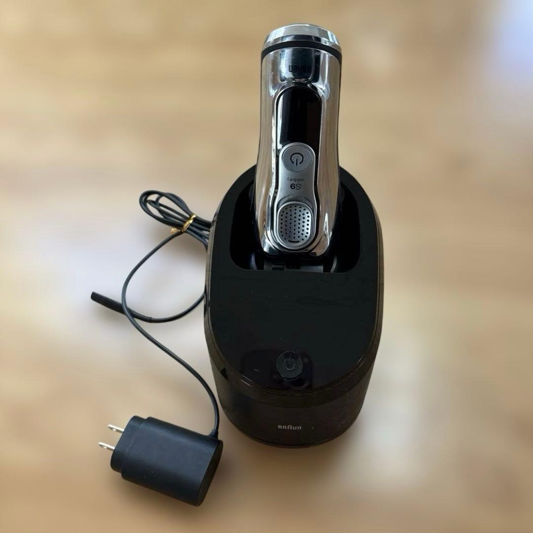Braun Series 9 Proメンズ電気シェーバー（自動洗浄器、取説付き）