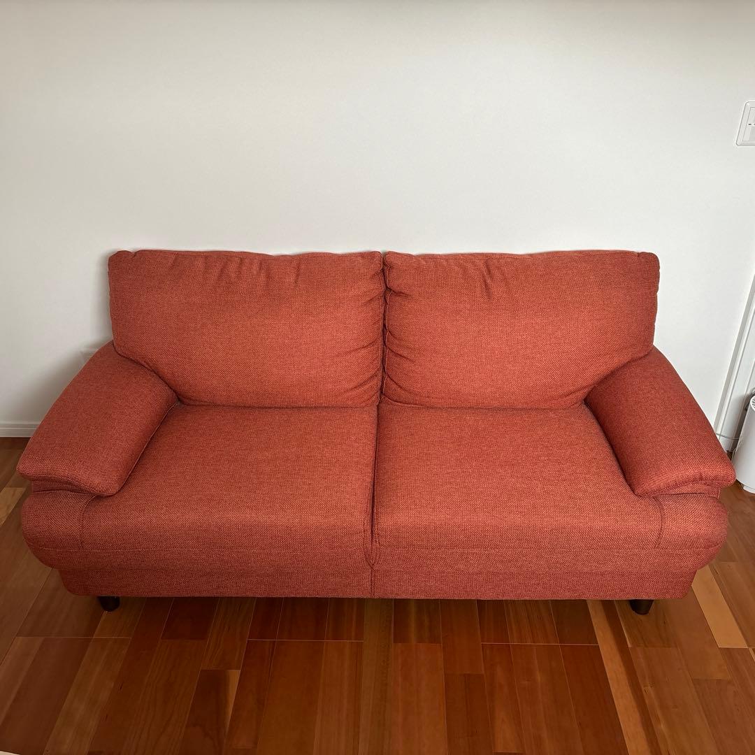 オレンジの3人掛けソファ