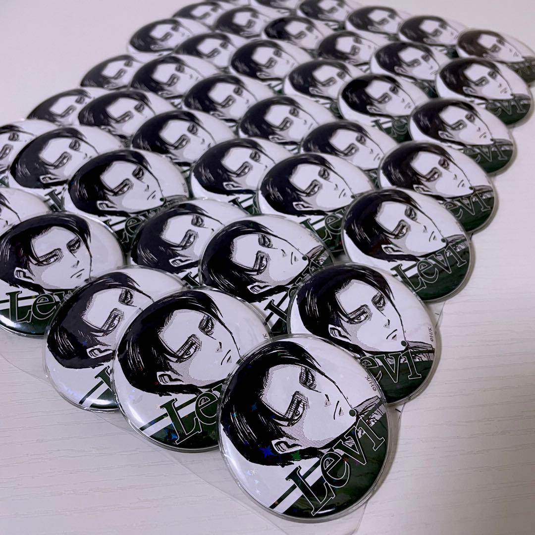 進撃の巨人 リヴァイ 原作ホログラム缶バッジ 痛バックセット - メルカリ