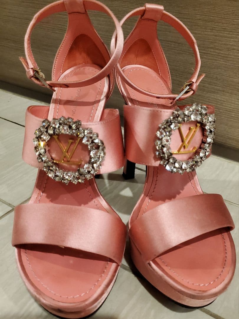 ルイヴィトンVUITTONピンクサテンハイヒール・パンプス