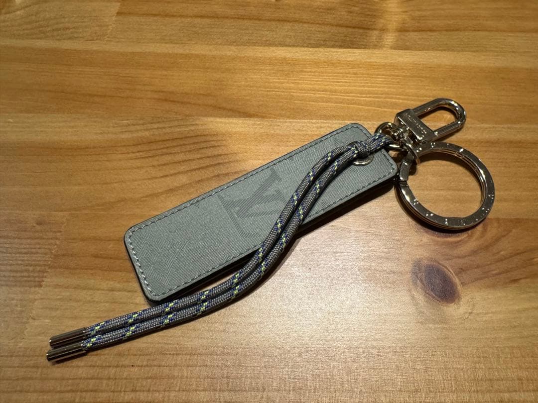 ルイ ヴィトン キーホルダー MP2126 モノグラムチタニウム