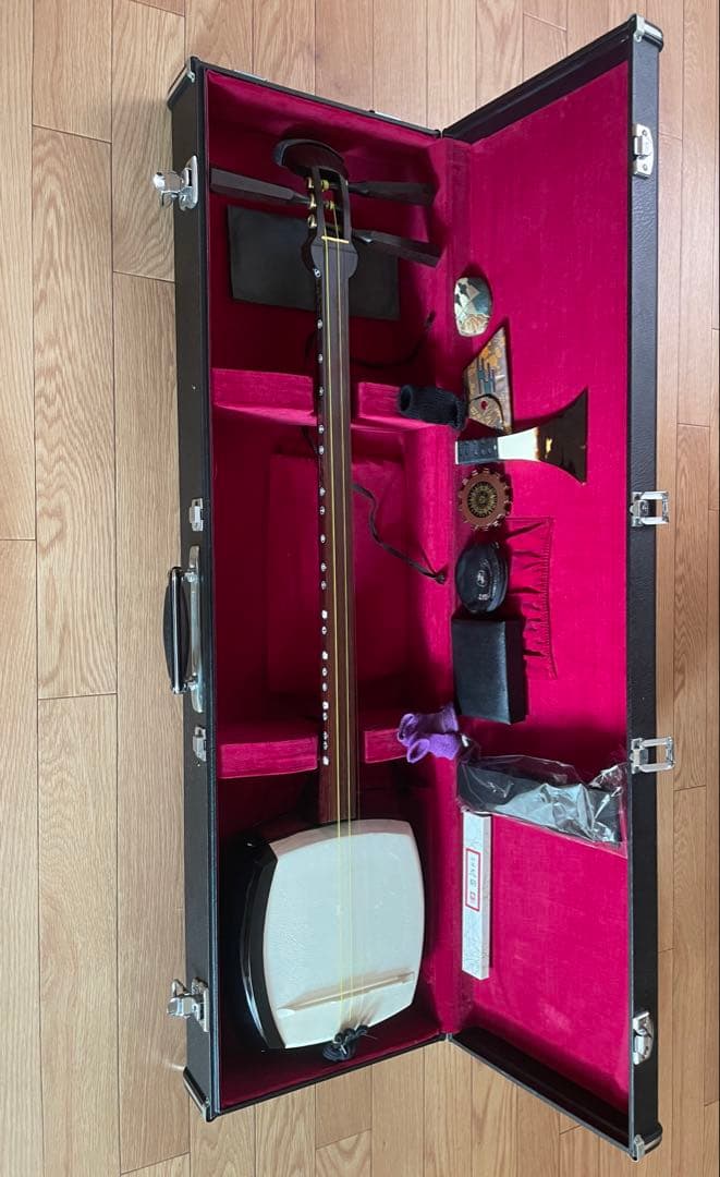 津軽三味線 紅木 全長101cm 棹3.3 撥・ケースなど付属品付　たのメル便 中古☆津軽三味線 紅木 丸打胴 一本樋 中棹 ハードケース付き☆ - メルカリ