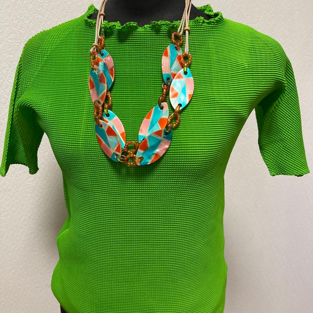 プリーツプリーズトップス　グリーンカラー