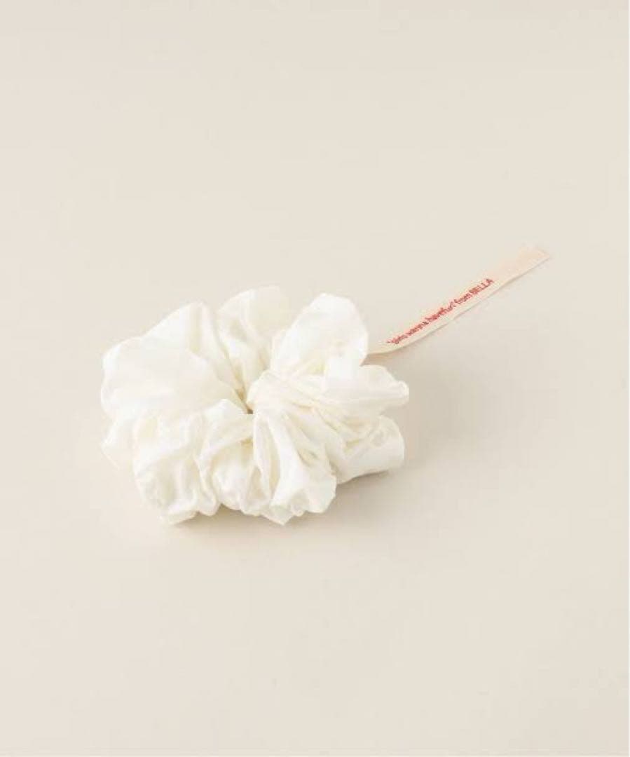 ホワイトフリルシュシュ bella