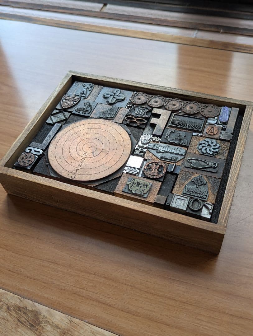 活版印刷　木製土台の活字など　A