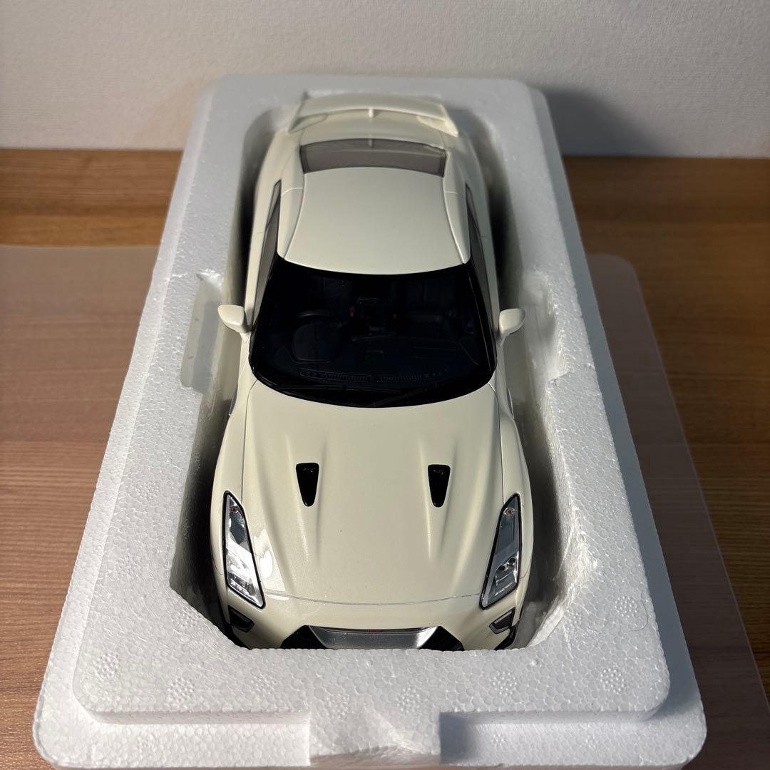 京商　Nissan GT-R R35 ミニカー 1/18 ホワイト