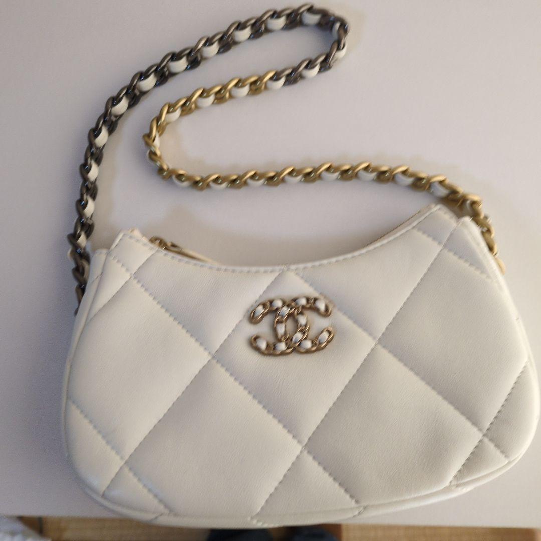 ホワイトキルティングショルダーバック ノベルティ - メルカリ