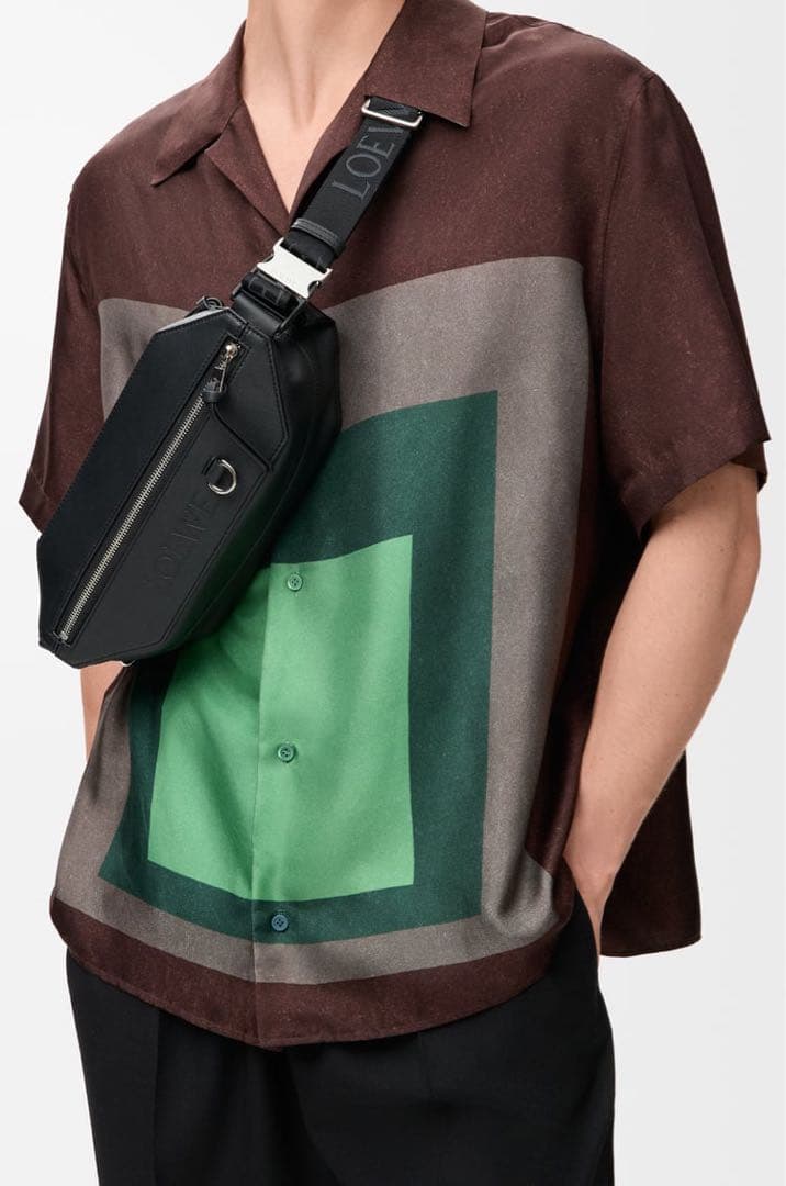 LOEWE ブラック ボディバッグ