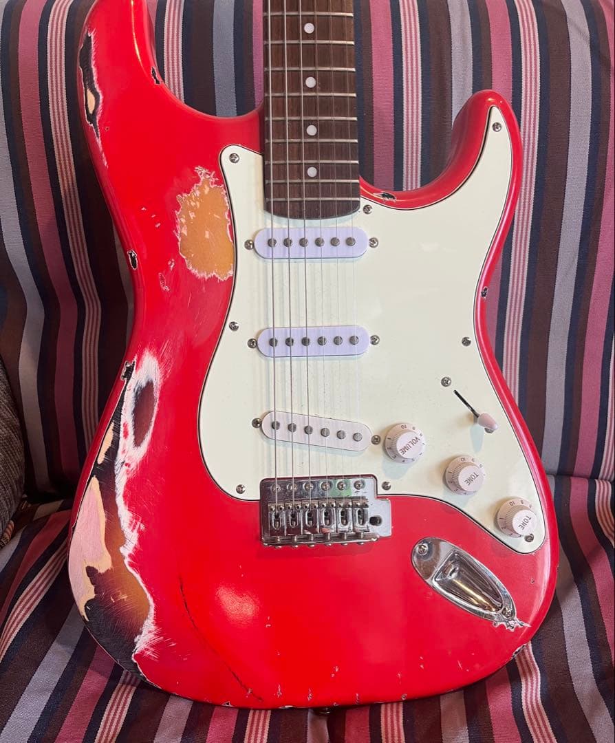 ぼ*ち様 メーカー不明Stratocaster フィエスタレッド　レリック加工