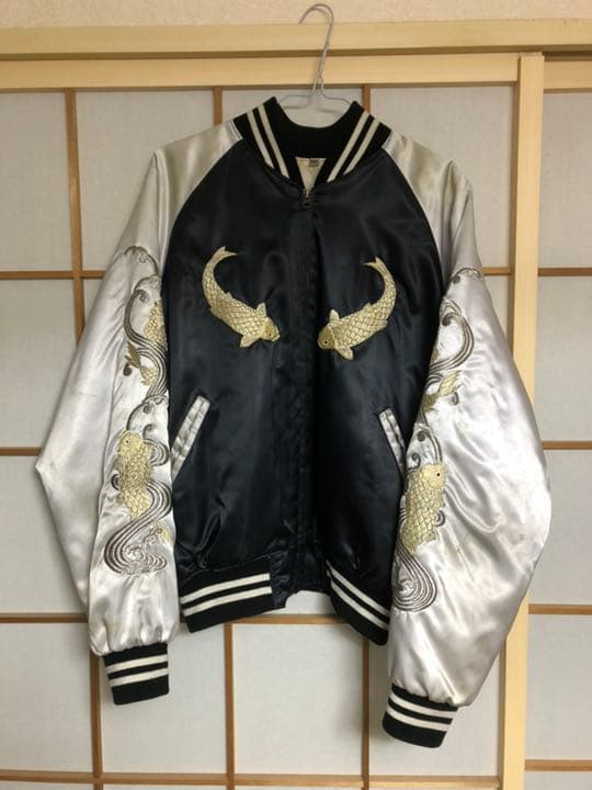 スカジャン YOKOSUKA 鯉 プリンス商会 黒/銀 特注 - メルカリ