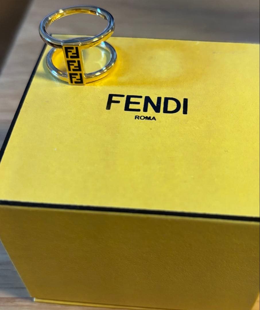 2/5まで値下げ　FENDI ゴールドリング ロゴ入り　ユニセックス