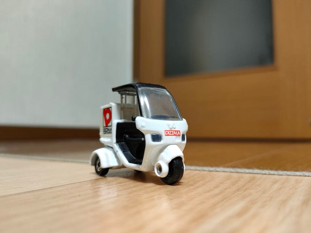トミカデリバリーバイク　ピザーラ。