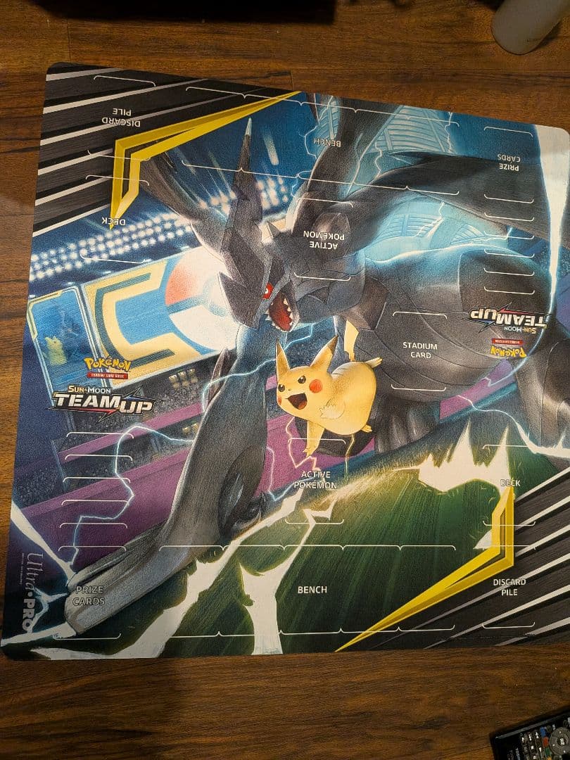 4 ポケモン 海外 フルサイズ ピカチュウ ゼクロム プレイマット プレイマット『海外/ピカチュウ＆ゼクロム(無印/REGIONALロゴ