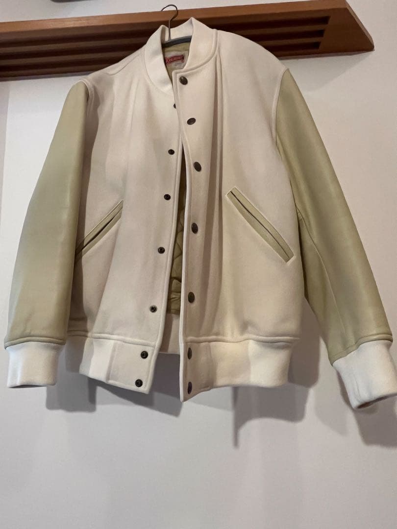 ま*ん様 KARL HELMUT ロゴアップリケ使いレザージャケット ホワイト・