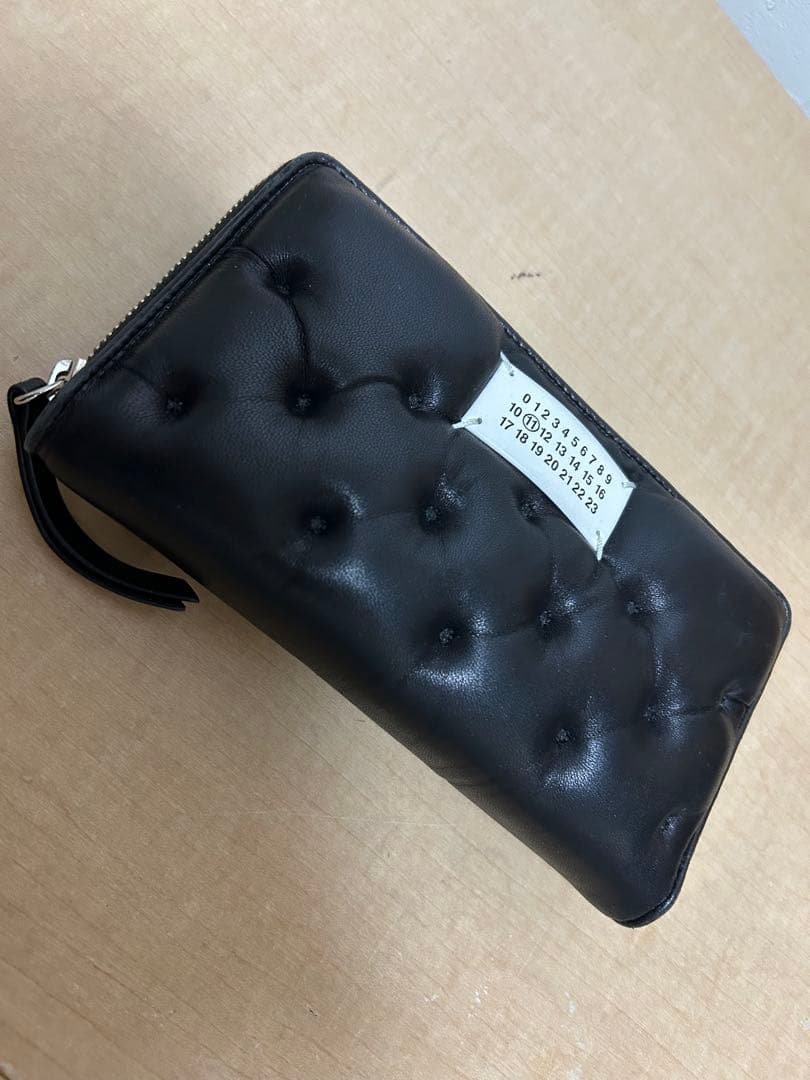 ボタン付きブラック長財布