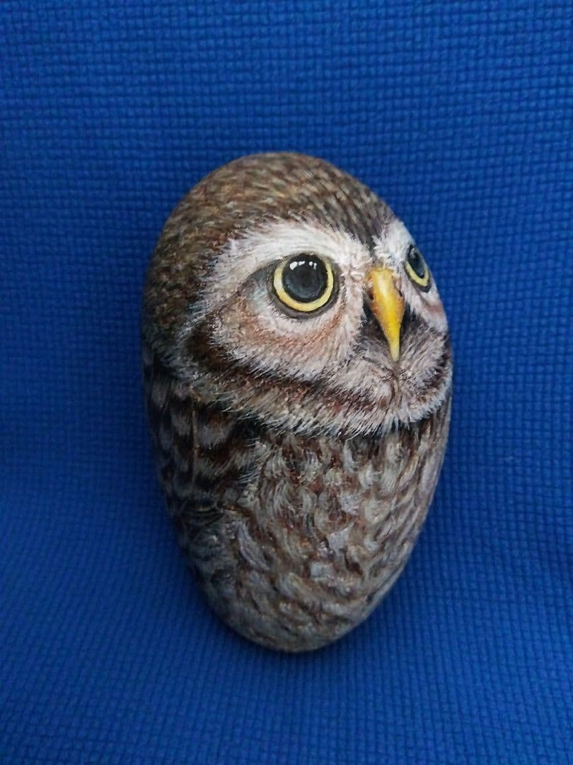 ストーンアート作品： 幸せを呼ぶフクロウ - メルカリ