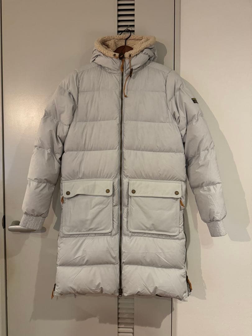 とっても暖かいと評判のフード付きライトグレーのロングダウンジャケット