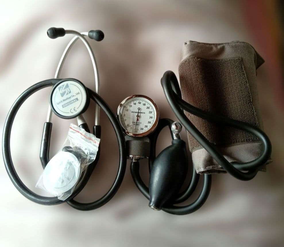 血圧計と聴診器のセット