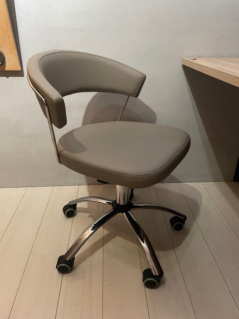 美品　廃番品　カリガリス　ニューヨーク　グレー　キャスター付き