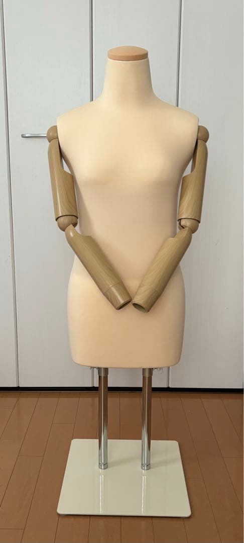 ベージュの可動式トルソー　和装　着付け練習