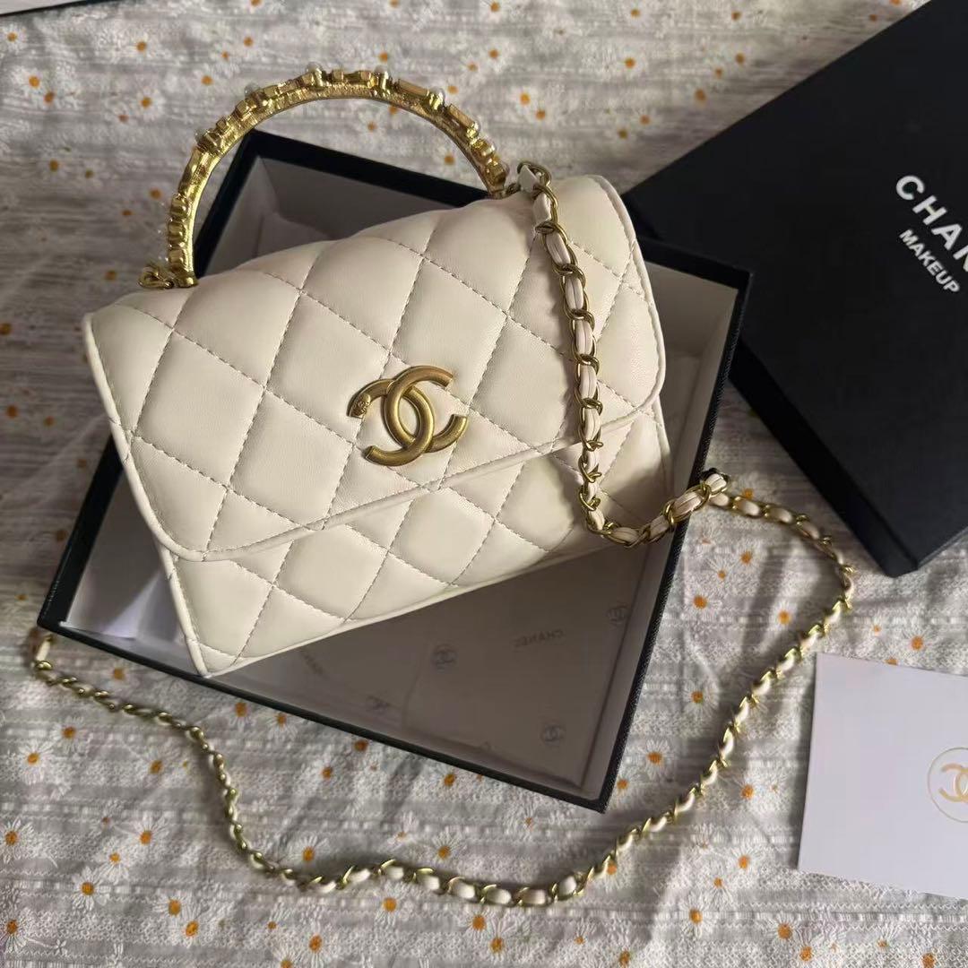 お値下げ中！ノベルティ ホワイト キルティング ショルダーバッグ VIP限定 キルティング チェーンベルト サークルショルダーバッグ[品番