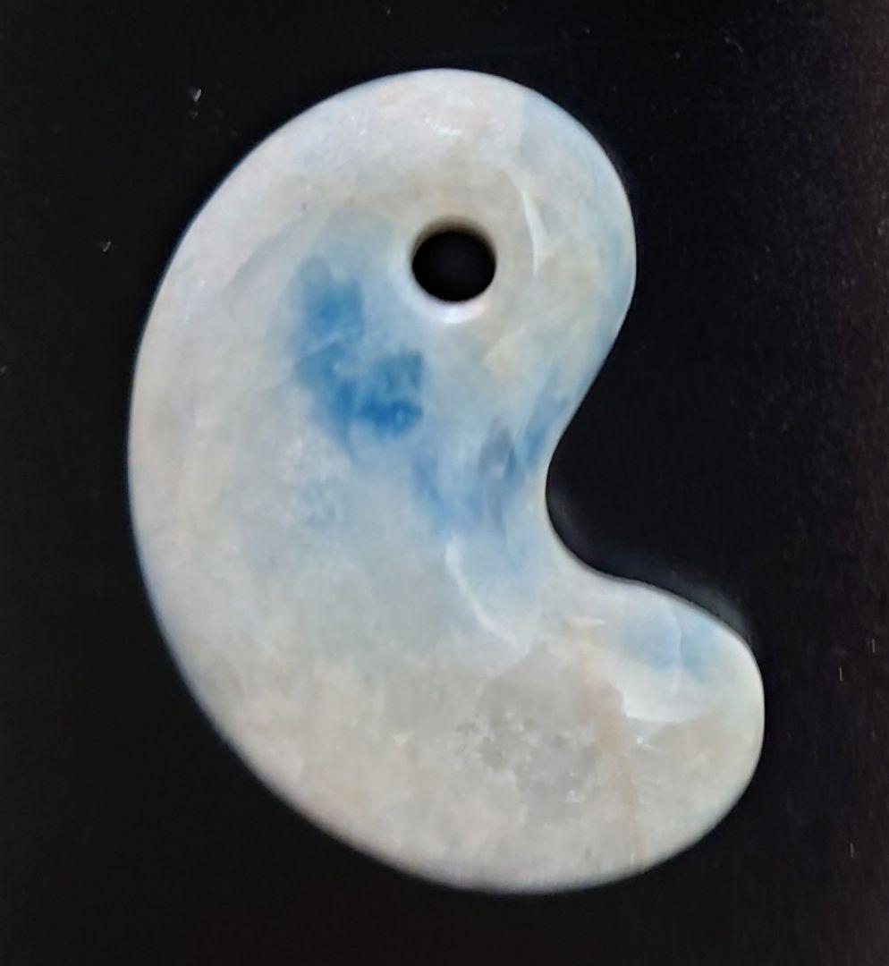 【セール】糸魚川翡翠　勾玉　入りコン沢