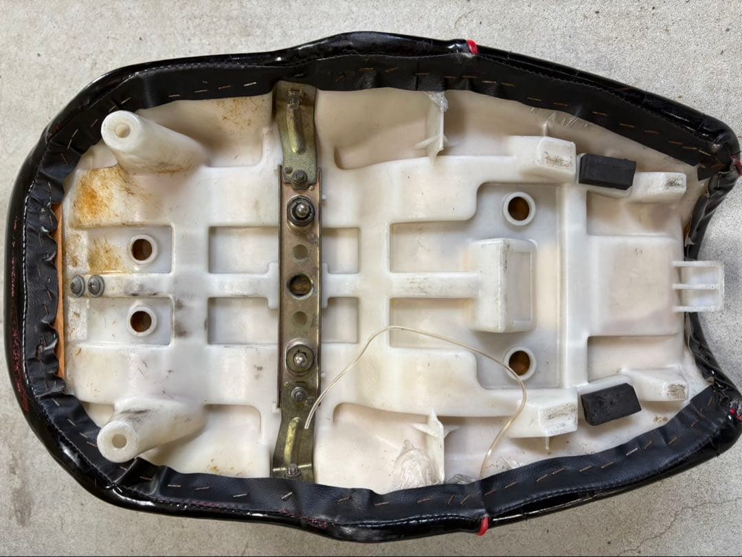 バイク用シート gsx400インパルス三段シート - メルカリ