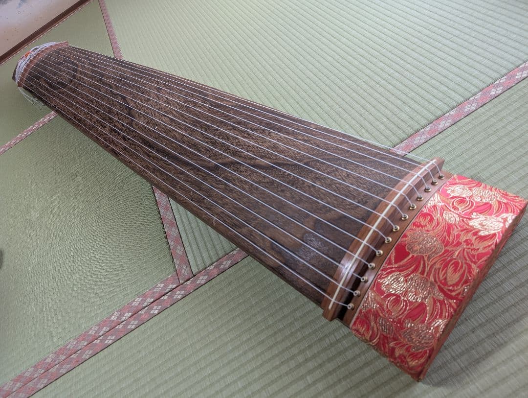 金色の花柄の木製琴