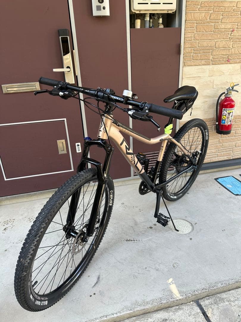 27.5インチ マウンテンバイク ベージュと黒