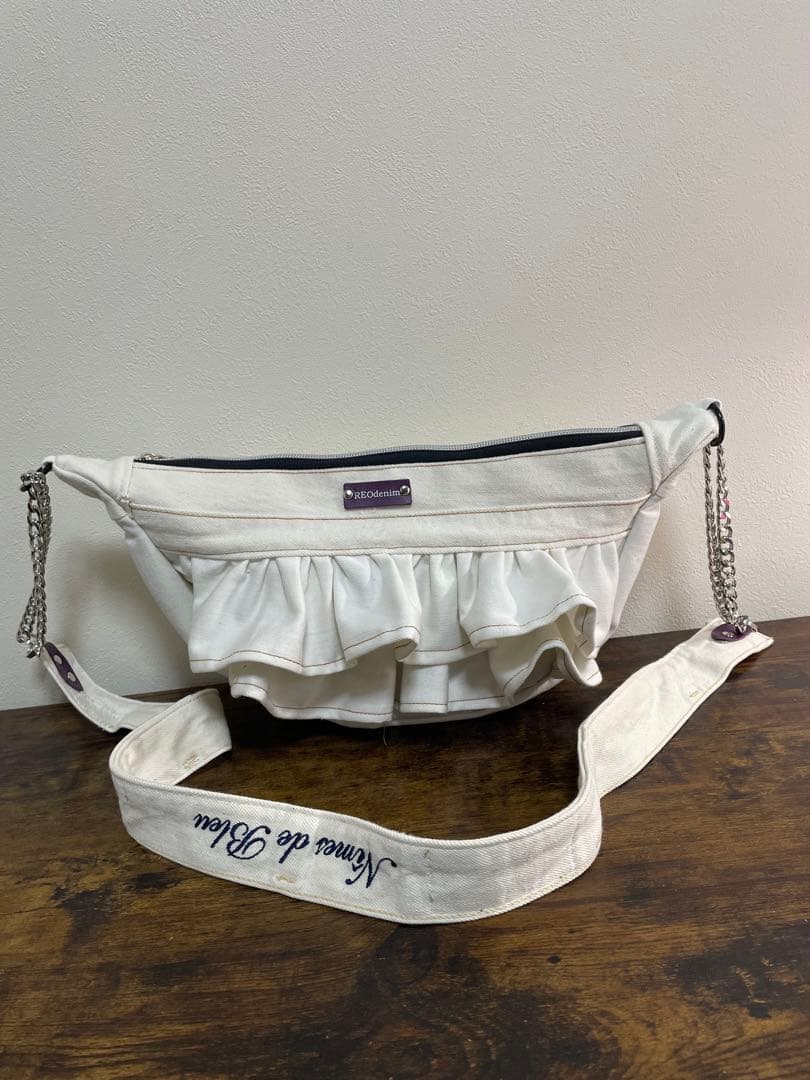 フリルデザイン ホワイトボディバッグ