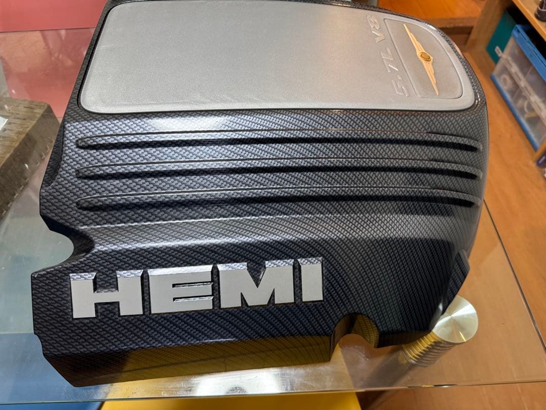 HEMI 5.7L V8 エンジンカバー