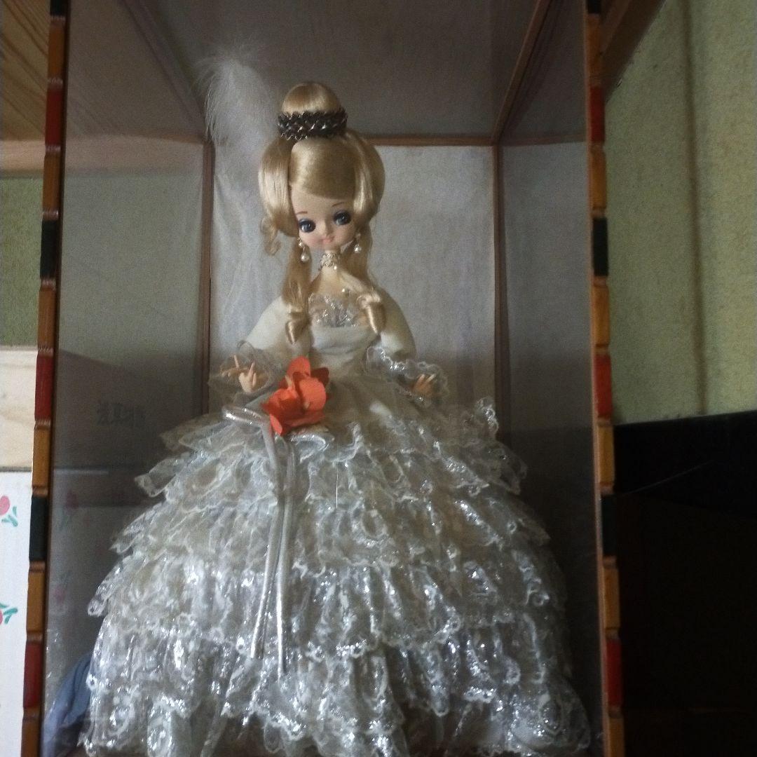 ドレスを着た人形