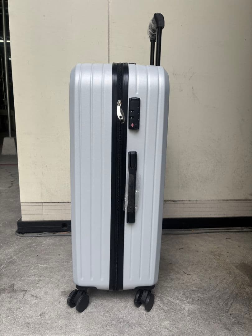 Lサイズ新品未使用 TSAロック付スーツケース シルバー 100L軽量5−7泊