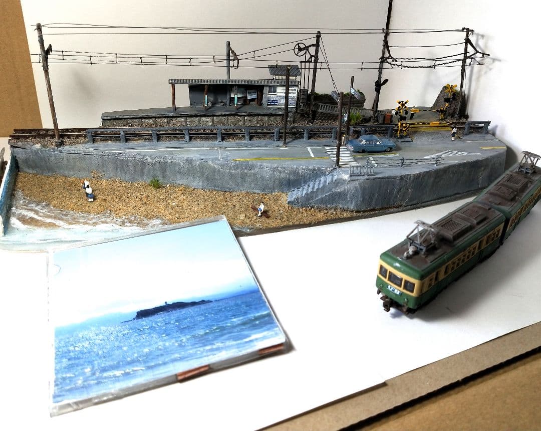 商談専用品】Nゲージ・ジオラマ展示台「江ノ電・鎌倉高校前駅と踏切