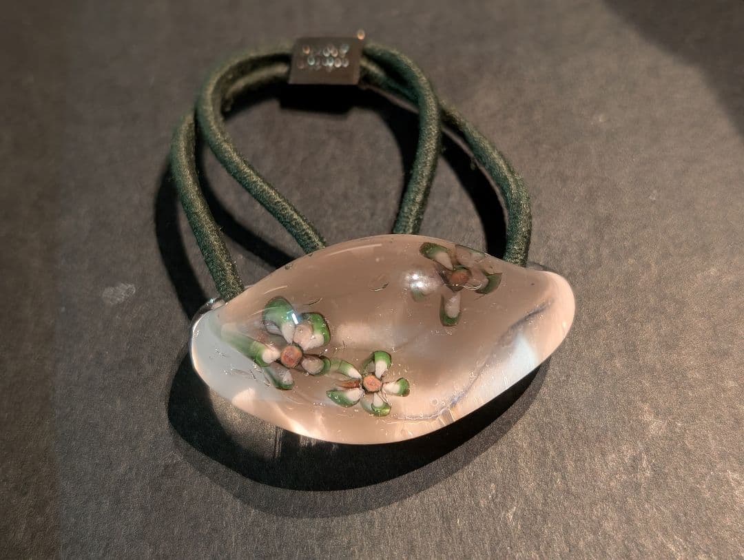 コレットマルーフ　グラスポニー　ピンクにグリーン・ホワイトのお花