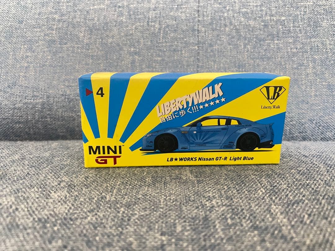 Liberty Walk Nissan GT-R 1/64 ミニカー 1/64スケール CM MODEL「LB SILHOUETTE WORKS NISSAN 35GT-RR 