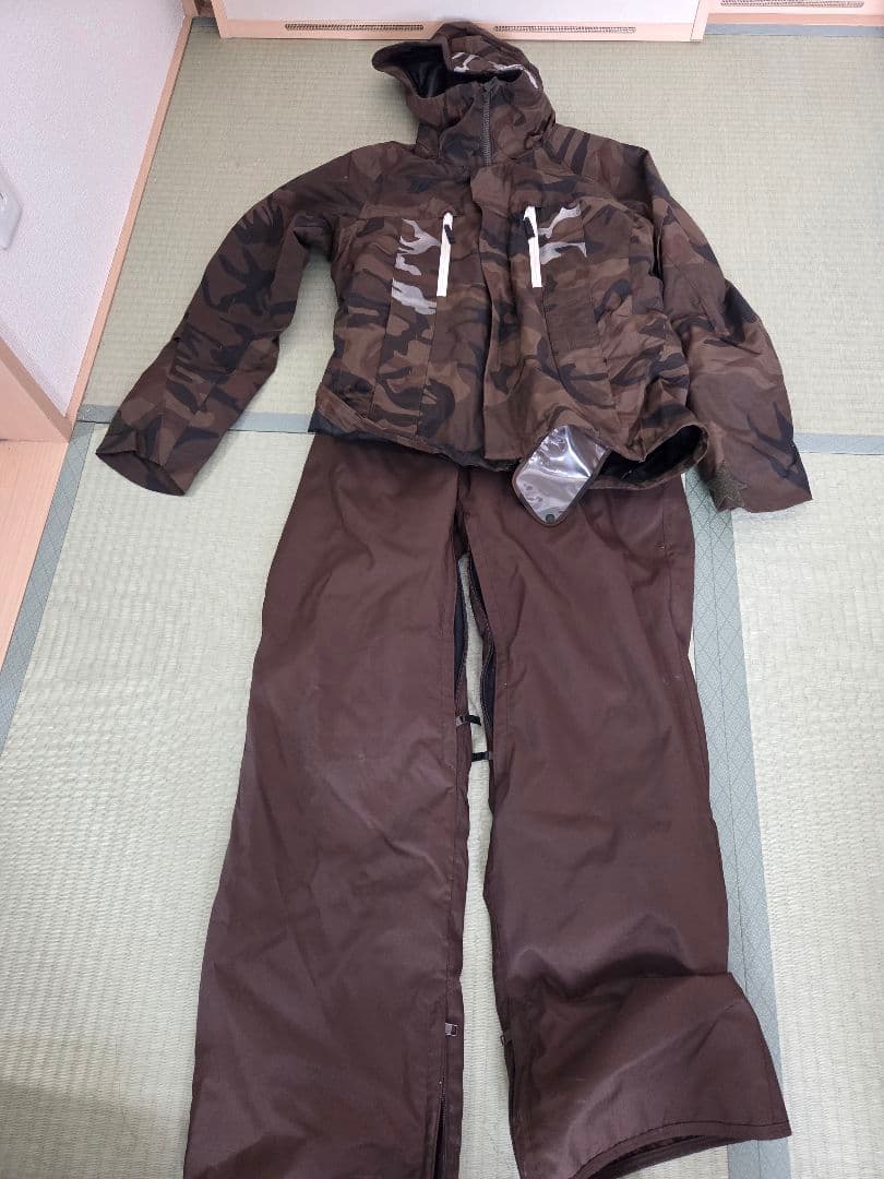 【デサント製】A-SEVEN スノボウェア上下セット L 迷彩 ヒートナビ搭載 デサント製】A-SEVEN スノボウェア上下セット L 迷彩 ヒートナビ搭載