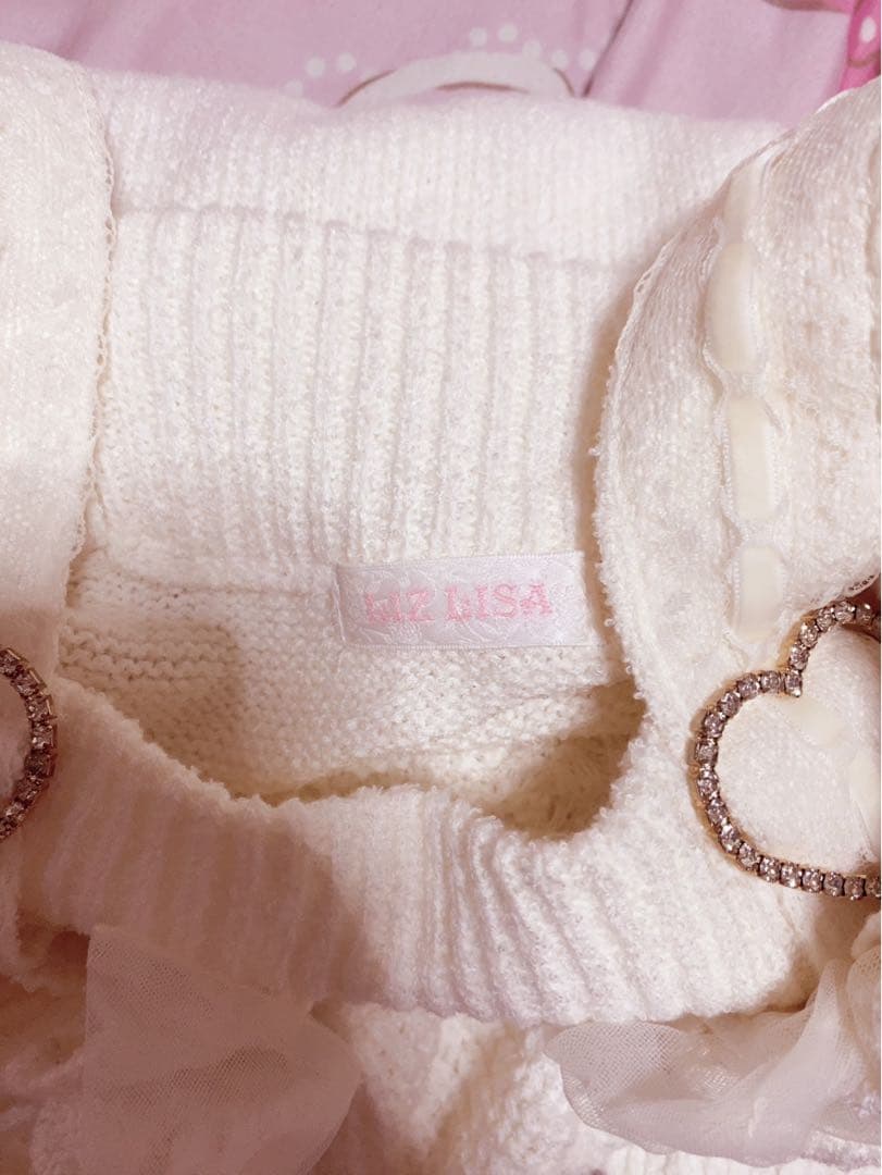 ハートバックルフリルオプションニット白