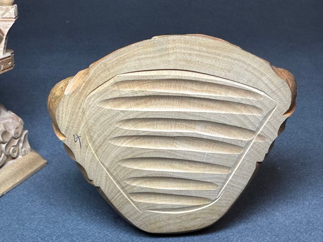 白檀 金泥書 大如来3寸 六角ケマン台 木彫り 仏像 アンティーク 置物